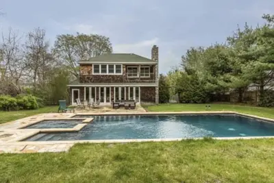 Image de East Hampton Gem à quelques minutes de la ville avec cuisine du chef et pool house uniques