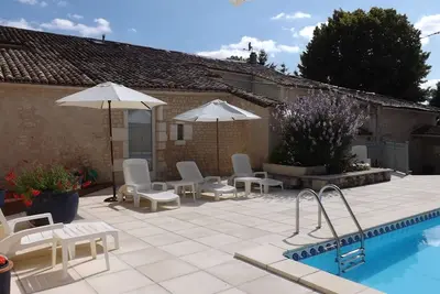 Image de Appartement Ruisseau - une propriété lumineuse et aérée à côté de la piscine.
