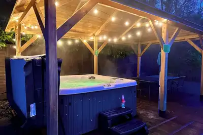Image de Woodsome Lodge peut accueillir jusqu'à 16 personnes avec bain à remous! Luxe décontracté!