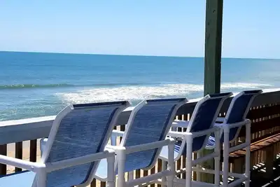 Image de Direct Oceanfront - Détendez-vous sur le grand pont ou prenez une belle longue sur la plage!