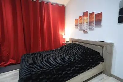 Image de 1 Appartement de type chalet. Entièrement équipé, climatisé avec piscine. Privé