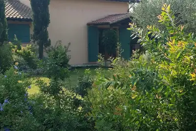 Image de la maison de lumière et de son magnifique jardin