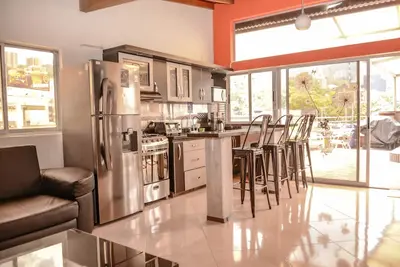 Image de Le bâtiment 2 Ph, 5 appartements 12 lits. 5 bains à remous. Toit Pont Bon pour les groupes