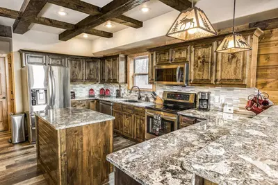 Luxe 8Bed / 8ba Lakefront Lodge ~ équipements gratuits ~ 2 miles à la Sdc ~ énorme piscine ~ MiniGolf