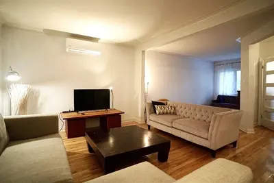 Image de Sleeps 9, large condo in front of parc & metro, minutes to Downtown with parking