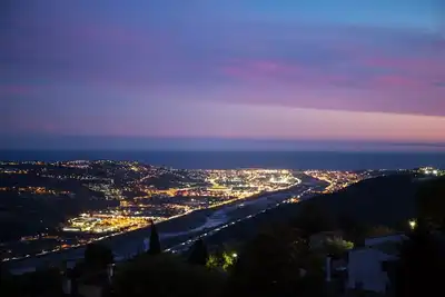 Image de T2 de 45 m2  avec piscine, 15 mn de Nice, 2 \/ 4 personnes. Vue mer 180°