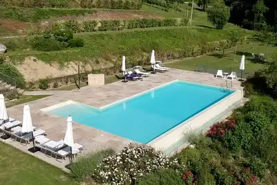Image de La Giravolta = Appréciez le style campagnard avec style. Villa de luxe avec piscine