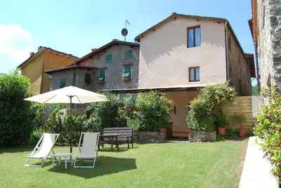 Image de Villa avec piscine, grand jardin et coin repas extérieur