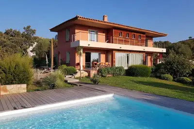 Image de Villa familiale d'architecte climatisée- piscine privée- terrain de pétanque