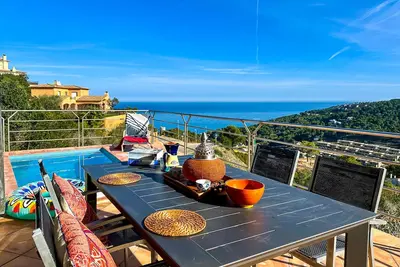 Image de Ville avec une vue imprenable sur la mer et piscine en terrasse.