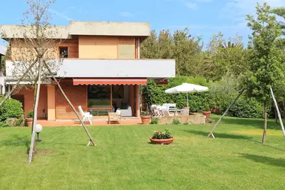 Villa avec beau jardin et vue verdoyante, près de la plage de Punta Ala