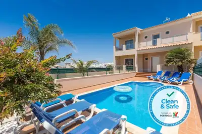 Image de Villa proche de la plage de Galé avec piscine et décorée avec goût