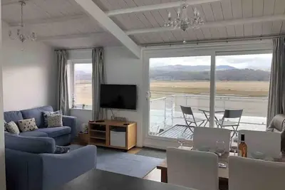 Image de Maison moderne avec vue spectaculaire sur la mer / l'estuaire et la montagne