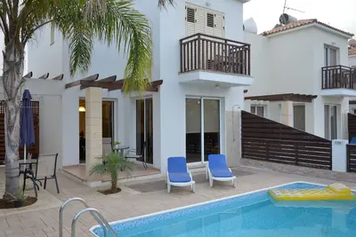 Image de Goofy, villa de 2 chambres, voiture, piscine, WiFi, près du centre de pernera, près de la plage