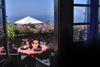 Image de Appartement moderne avec balcon et vue mer