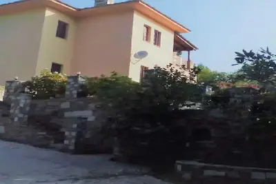 Image de ΟΙΚΟΓΕΝΕΙΑΚΟ ΔΙΑΜΕΡΙΣΜΑ ΜΕΣΑ ΣΤΟ ΔΑΣΟΣ ΚΑΙ ΔΙΠΛΑ ΣΕ ΚΑΤΑΠΛΗΚΤΙΚΕΣ ΠΑΡΑΛΙΕΣ