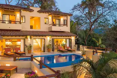 Image de Villa Sweetwater - Villa avec vue sur l'océan à seulement cinq minutes à pied de la plage!