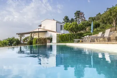 Image de Superbe villa à flanc de colline avec piscine surplombant la mer