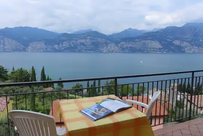 Image de balcon avec vue sur le lac, wifi, piscine, parking