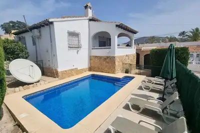 Image de Villa individuelle avec 3 chambres, piscine privée, climatisation et wifi pour 6 + 1 bébé