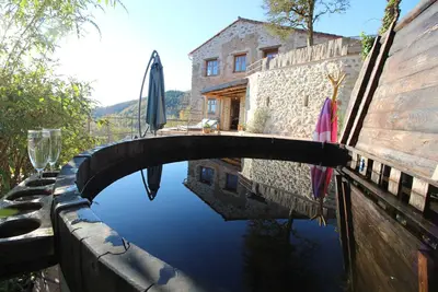 Image de Unique appartement de 3 chambres avec bain à remous privé dans l'ancienne ferme catalane