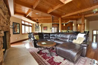 Image de Chalet luxueux avec bain à remous privé. Ouverture de la piscine le 24 mai. Certificat cadeau de 250 $.