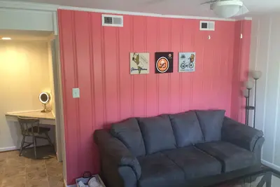 Image de Bienvenue dans le merveilleusement confortable Caboose au CVille Cottage