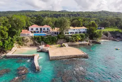 Villa de luxe de 12 chambres, 7 acres, en bord de mer, avec option tout compris.