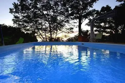 Image de Kaz Kayou bungalow aux styles et couleurs créoles dans un parc tropical
