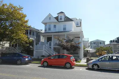 Image de Modeste, climatisé Condo 3 chambres au rez-de-chaussée dans Oc, au 12ème et Central