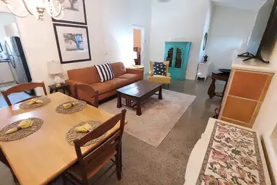 Image de Souhaitable villa 1br avec piscine au sel, à pied de l'avenue / plages (I)