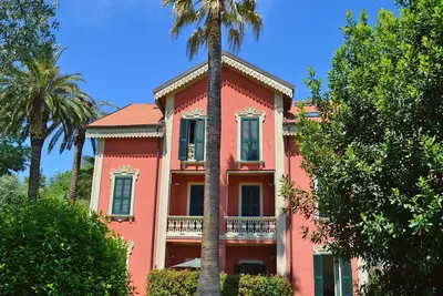 Portion de villa style Art Nouveau, rècemment rénové, 200mt de la mer