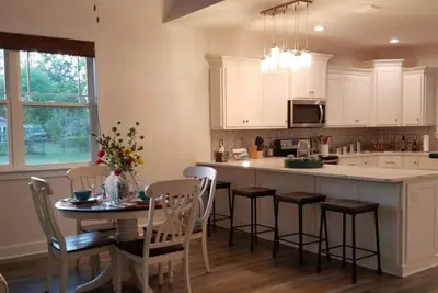 Image de Summer Breeze Cottage, votre maison loin de chez vous! Venez vous détendre et profiter.