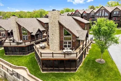 Luxury Lakefront Lodge ~ Prestations gratuites ~ Grande piscine ~ Dock ~ Kayaks ~ 2mi à la Ddc ~ MiniGolf