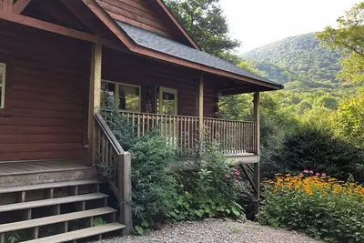 Image de Les vues, le bain à remous, la connexion Wi-Fi et les bûches à gaz font de cette cabine de 2 chambres un refuge parfait!