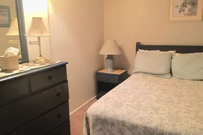 Image de Appartement au rez-de-chaussée à 1 pâté de maisons de la promenade et de la plage