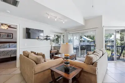 Image de 711 Barrington Park - Villa rénovée de 2 chambres - 2 minutes à pied de la plage!