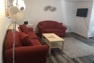 Image de Bel appartement neuf à un pâté de maisons de la plage!