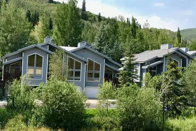 Image de Maison de ville moderne 4 Bdrm + Den à Boulder Creek, Deer Valley avec bain à remous privé