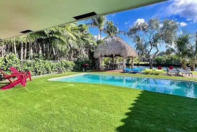 Image de Waterfront home Private Heated Pool, Bbq Grill, Baby Gear l 10 min to the beach