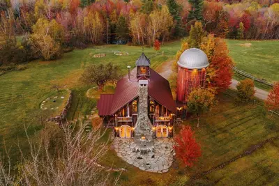Image de Cadre en bois personnalisé Grange et Silo maison, 250 acres, Treehouse, 15 min à Stowe.