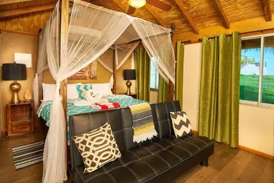 Eagles 'Base Cottage avec une vue imprenable sur la forêt luxuriante et la mer des Caraïbes