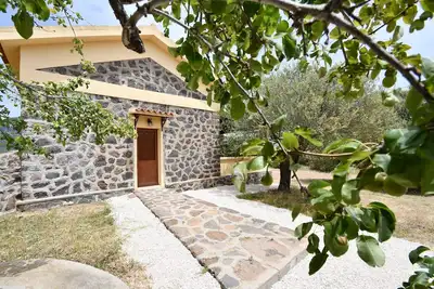 Image de Maison entourée de verdure, vue mer