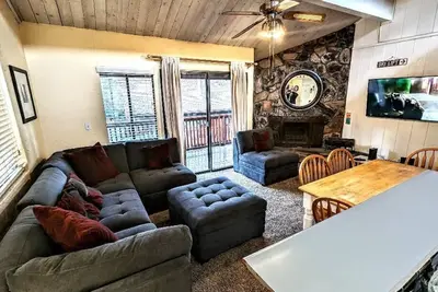 Image de 3 Chambre Maison de ville avec Spa privé à la base de Snow Summit Ski Resort!