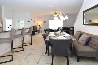 Image de Superbe maison en rangée de 5 chambres / 4 salles de bain, piscine à débordement, commodités du complexe Paradise Palms