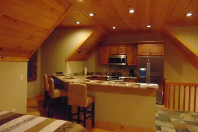 Image de Upscale Apt Disponible pour des séjours courts ou longs. Cuisine, salle de bain, buanderie avec générateur