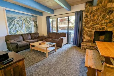 Image de Maison de ville de 3 chambres avec spa privé à la base de la station de ski Snow Summit!