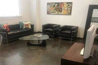 Image de Spacieux, moderne loft rempli d'art, 5 min à pied du quartier français, 2br / 2ba