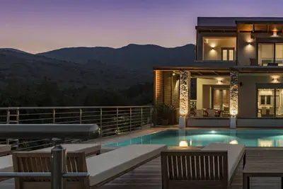 Image de Elounda Luxury Spa Villa avec piscine privée, jacuzzi intérieur et jardin de 1500m2
