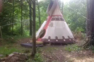 Image de Sioux Tipi sur le lac de Chloé